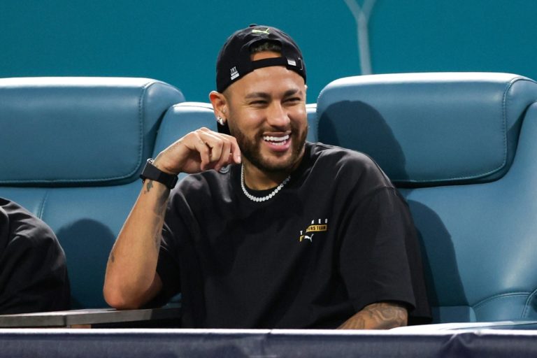 Neymar hace primer lanzamiento en el arranque del béisbol en Miami