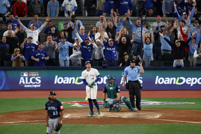 George Springer conecta el jonrón ganador para los Azulejos ante los Marineros el 20 de octubre de 2025. AFP