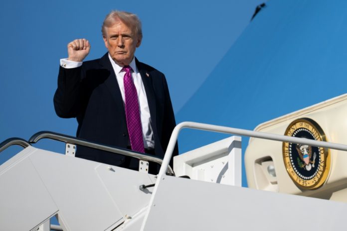 El presidente estadounidense, Donald Trump, sube a bordo de su avión Air Force One en la base aérea Andrews, cerca de Washington, el 17 de octubre de 2025. AFP