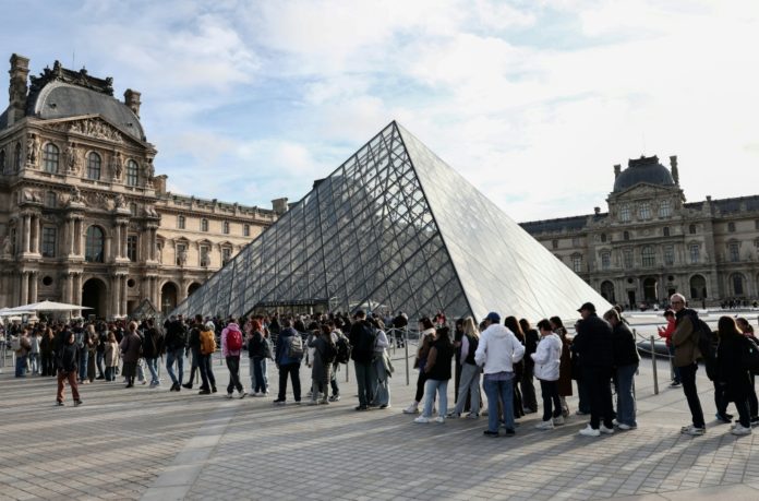 Los visitantes hacen fila para entrar al Louvre, días después de que fuera robado en París. AFP