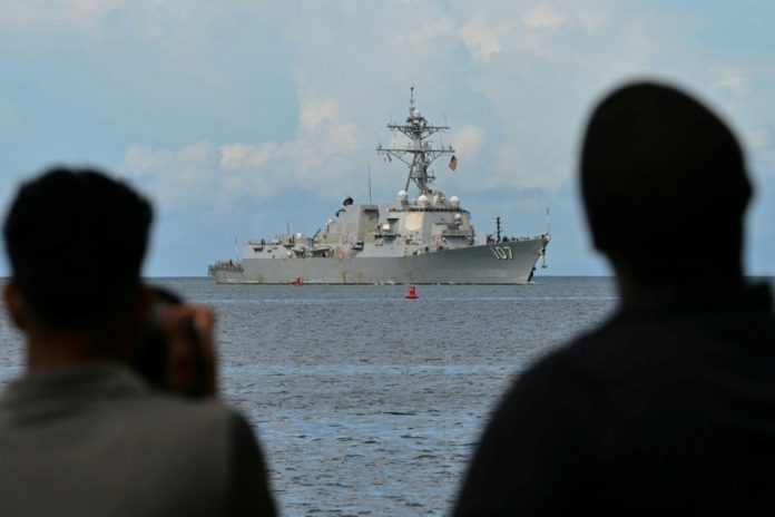 El buque de guerra USS Gravely ingresa al puerto de Puerto España el 26 de octubre de 2025. AFP