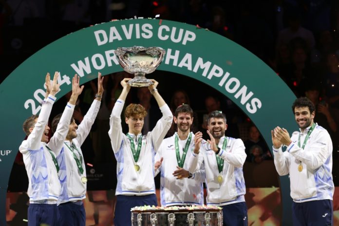 El italiano Jannik Sinner con el trofeo de la Copa Davis conquistada tras derrotar en la final a Países Bajos el 24 de noviembre de 2024 en Málaga, en España. AFP