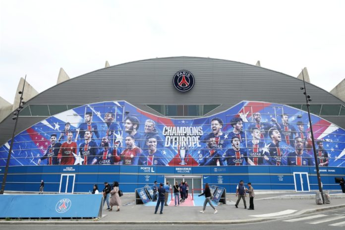 Cartel gigante en homenaje a la plantilla del PSG, el club campeón de Europa, sobre la fachada del estadio Parque de los Príncipes de París, el 4 de junio de 2025. AFP