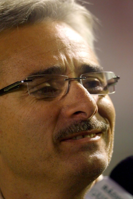 Jesús Martínez, presidente del Grupo Pachuca de México, conversa con la prensa después de una práctica de su equipo en el estadio Beira Rio de Porto Alegre, en Brasil, el 6 de junio de 2007. AFP