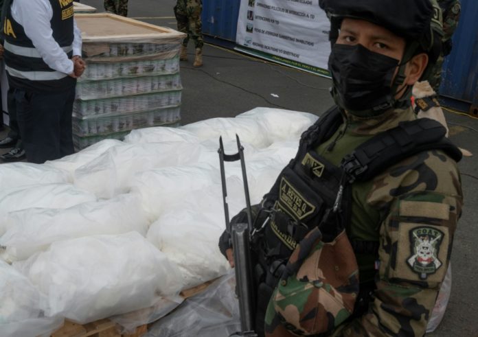 La policía muestra un alijo de cocaína incautado en el puerto de Callao, en Perú, el 11 de junio de 2022. AFP