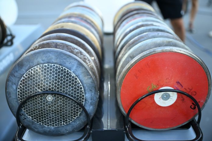 Unos discos preparados durante el Mundial de Atletismo de Budapest, el 19 de agosto de 2023. AFP