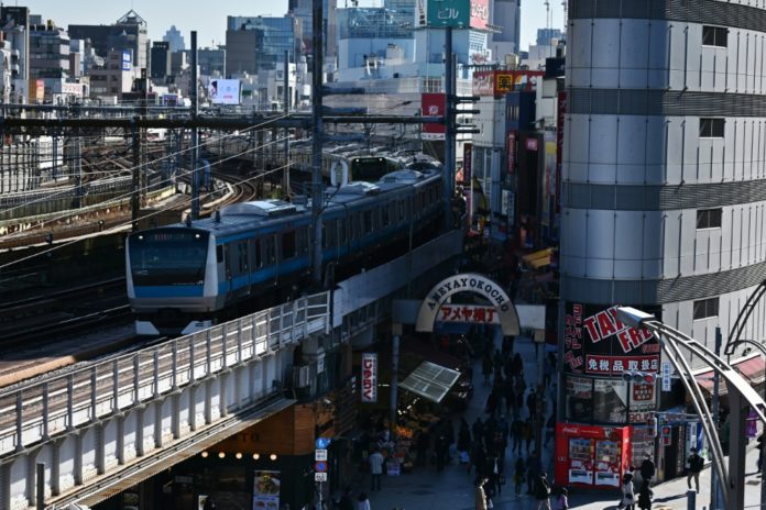 Un tren se aproxima a la estación de tren de Ueno, en Tokio, el 6 de marzo de 2020. AFP