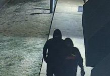 Avance informativo: Buscan sospechosos tras robo de rifles AR-15 en armería de Nashville