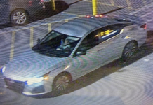 Autoridades solicitan ayuda para localizar sedán implicado en disparos contra detective