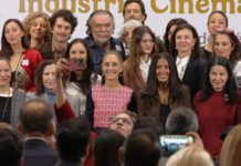 Salma Hayek respalda iniciativa de Sheinbaum para impulsar la industria cinematográfica en México