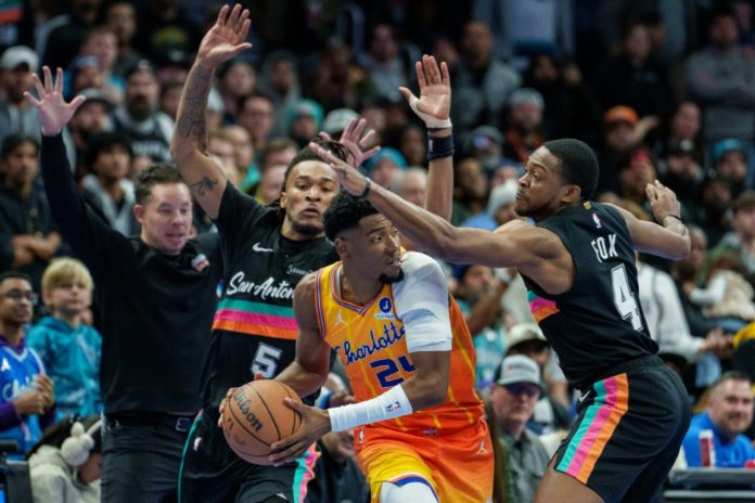 Brandon Miller, de los Charlotte Hornets, disputa el balón frente a jugadores de los San Antonio Spurs durante el partido disputado en el Spectrum Center el 31 de enero de 2026 en Charlotte, Carolina del Norte. AFP
