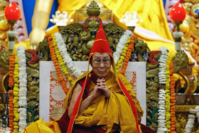 El dalái lama participa en una ceremonia de oración en el Principal Templo Tibetano de McLeod Ganj, India, el 5 de julio de 2025. AFP