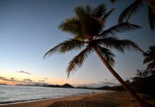 Un adolescente nada por horas para salvar a su familia perdida frente a la costa de Australia