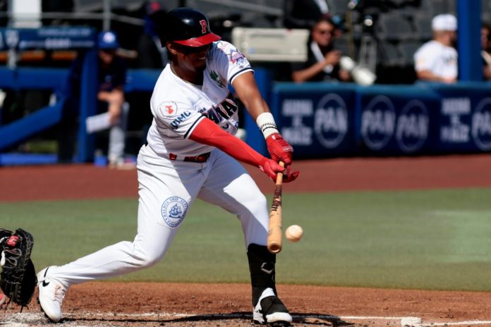 El panameño Jean Arnaez batea en el tercer inning del partido contra Puerto Rico por la primera ronda de la Serie del Caribe, el 5 de febrero de 2026 en el estadio Panamericano, en Guadalajara, México. AFP