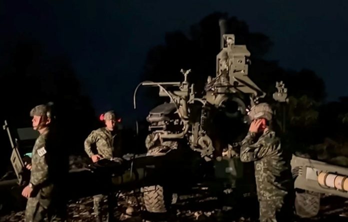 Una imagen tomada de un video publicado el 4 de febrero de 2026 por el ejército colombiano muestra a unos soldados de artillería bombardeando un campamento guerrillero del ELN durante una operación militar en la región de Catatumbo, en el noreste de Colombia. AFP