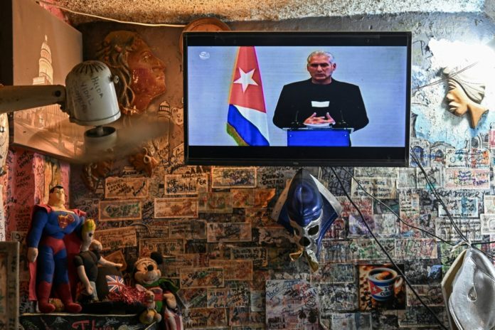 Un televisor emite el discurso del presidente Miguel Díaz-Canel en una vivienda de La Habana, el 5 de febrero de 2026 en la capital cubana. AFP