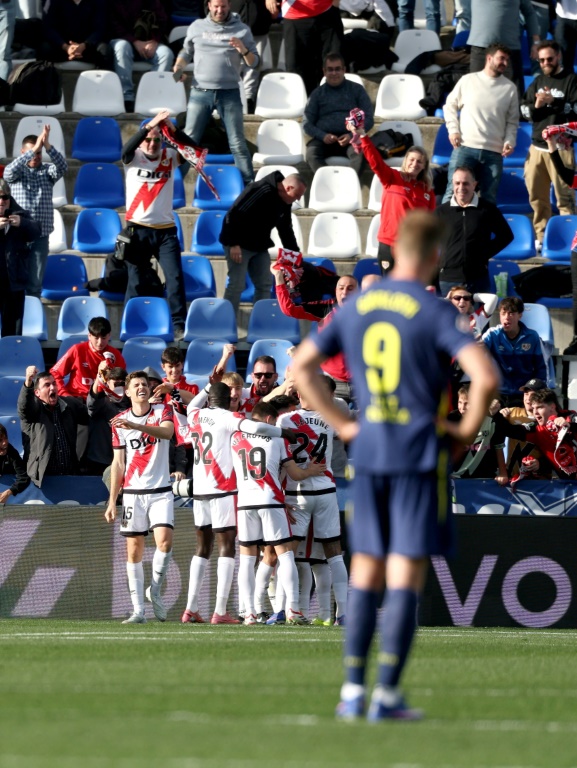 El jugador del Rayo Vallecano Óscar Valentín celebra su gol ante el Atlético de Madrid, en el estadio Butarque, en Leganés, el 15 de febrero de 2026. AFP