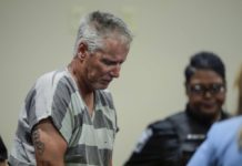 Inicia juicio histórico contra padre de tirador en Georgia