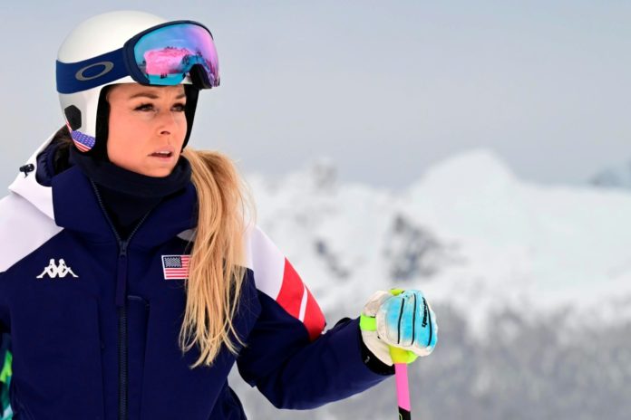 La esquiadora Lindsey Vonn inspecciona el trazado durante los segundos entrenamientos oficiales para el descenso de los Juegos Olímpicos de Invierno de Milán-Cortina, el 6 de febrero de 2026 en Cortina d’Ampezzo, al norte de Italia. AFP