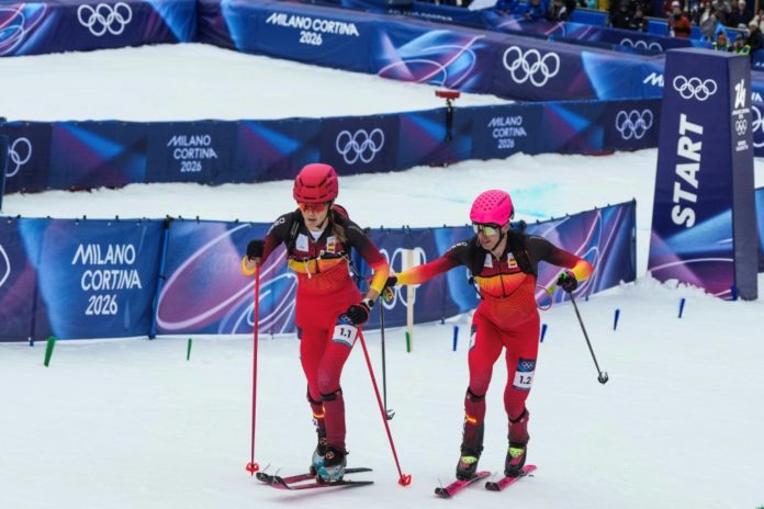Ana Alonso (derecha) y Oriol Cardona (izquierda) durante la prueba de relevos mixtos del esquí de montaña de los Juegos Olímpicos de Invierno de Milán-Cortina. En Bormio (norte de Italia), el 21 de febrero de 2026. AFP