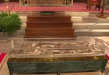 Miles de peregrinos visitan las reliquias de San Francisco de Asís en Italia