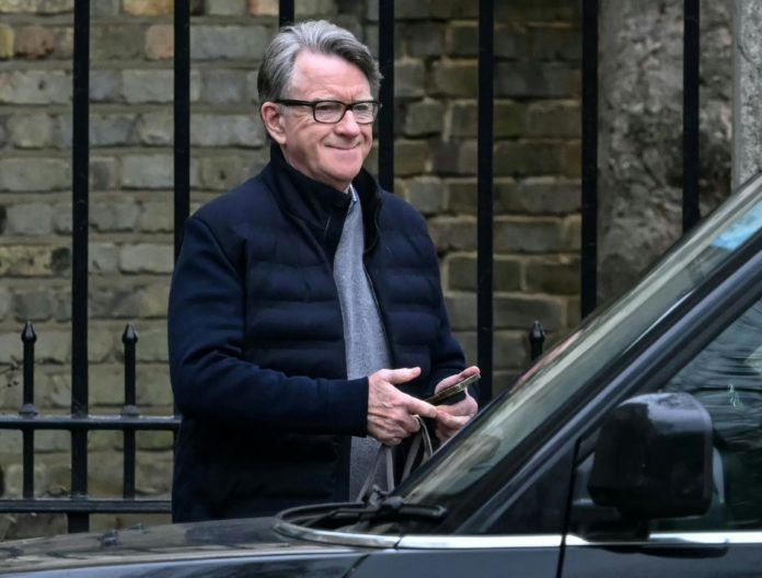 Peter Mandelson, exembajador británico en EEUU, sale de su domicilio, el 21 de febrero de 2026 en el centro de Londres. AFP