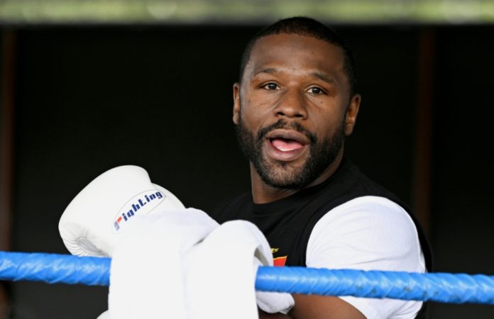 El boxeador estadounidense Floyd Mayweather Jr., el 22 de agosto de 2024 en Ciudad de México. AFP