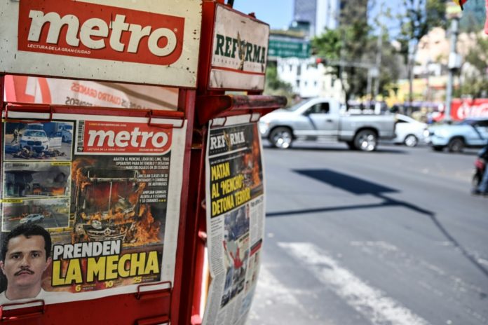 La portada de un periódico dedicada a la muerte del campo del Cartel Jalisco Nueva Generación Nemesio Ortega, alias "El Mencho", fotografiada en Ciudad de México el 23 de febrero de 2026. AFP