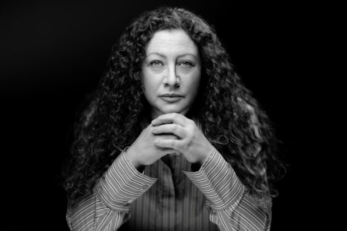 Rachael Louw, exempleada de Salah Fayed, hermano del fallecido empresario egicpio Mohamed Al Fayed, fotografiada en París el 9 de febrero de 2026. AFP