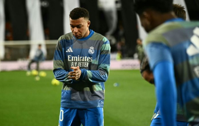 El delantero francés Kylian Mbappé, durante el calentamiento previo al partido liguero entre el Valencia y el Real Madrid disputado el 8 de febrero de 20026 en la ciudad española de Valencia. AFP
