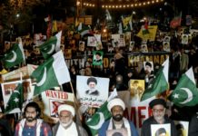 Multitudes tratan de invadir legaciones de EEUU en Irak y Pakistán, con ocho muertos en Karachi