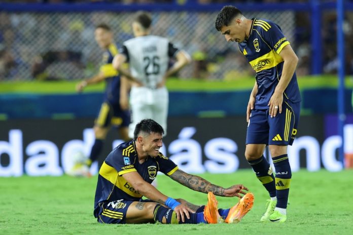 Adam Bareiro, delantero paraguayo de Boca Juniors se sienta en el campo junto a su compañero de equipo, el delantero uruguayo Miguel Merentiel, durante el partido del Torneo Apertura 2026 de la Liga Profesional de Fútbol Argentino entre Boca Juniors y Gimnasia y Esgrima de Mendoza, en el Estadio La Bombonera en Buenos Aires, el 28 de febrero de 2026. AFP