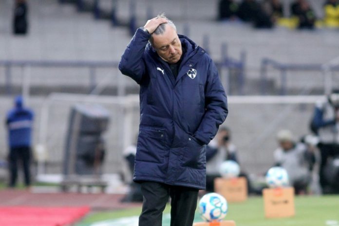 (ARCHIVO) El entrenador español del Monterrey, Domenec Torrent, gesticula durante el partido de la Liga MX Clausura entre los Pumas y el Monterrey en el Estadio Olímpico Universitario de Ciudad de México el 22 de febrero de 2026. AFP