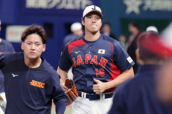 El jugador japonés Shohei Ohtani (centro) durante un entrenamiento de su selección como preparación para el Clásico Mundial de béisbol, en el Vantelin Dome de Nagoya, el 26 de febrero de 2026. AFP