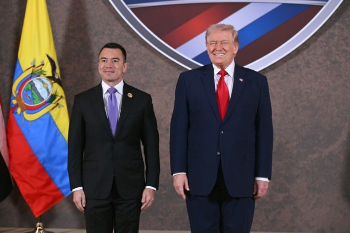 Los presidentes de Estados Unidos, Donald Trump, y Ecuador, Daniel Noboa (izq.), posan para una fotografía el 7 de marzo de 2026 en la cumbre Escudo de las Américas, en Doral (Florida, EEUU). AFP