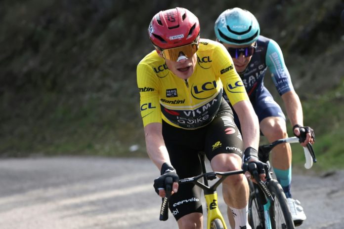 El corredor danés del Visma-Lease a Bike Jonas Vingegaard, con el maillot amarillo, rueda por delante del francés Lenny Martinez durante la 8ª y última etapa de la París-Niza, por los alrededores de Niza, en el sur de Francia, el 15 de marzo de 2026. AFP