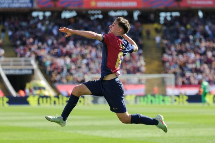 El centrocampista Pablo Gavi celebra un gol marcado por su compañero del FC Barcelona Lamine Yamal en un partido de la liga española de fútbol jugado en casa contra el Girona FC el 30 de marzo de 2025. AFP