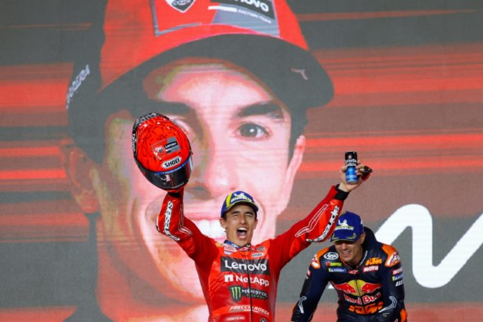 El piloto español Marc Márquez sube al pódium como campeón del Gran Premio de Catar de MotoGP el 13 de abril de 2025 en Lusail. AFP