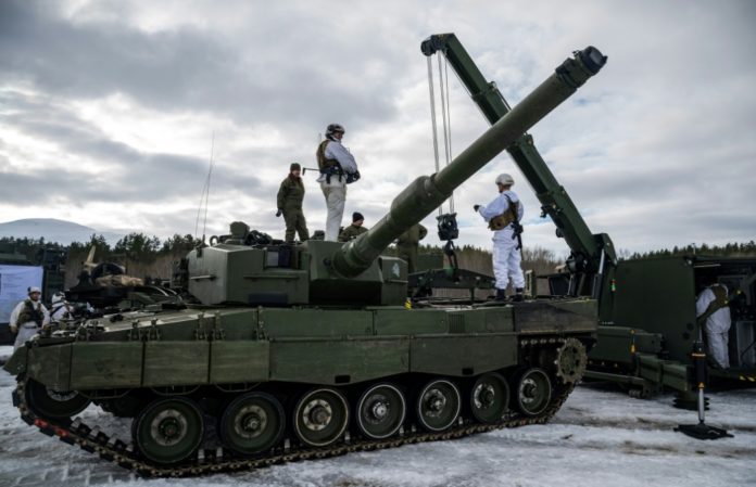 Personal técnico saca el motor de un tanque Leopard 2 A4 del ejército noruego cerca de Setermoen (Noruega), el 12 de marzo de 2026. AFP