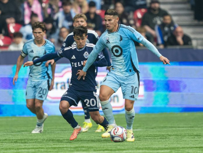El futbolista Andrés Cubas, de los Whitecaps FC, presiona a James Rodríguez (drcha.), del Minnesota United, en la segunda mitad de su partido de la MLS, en Vancouver, el 15 de marzo de 2026. AFP