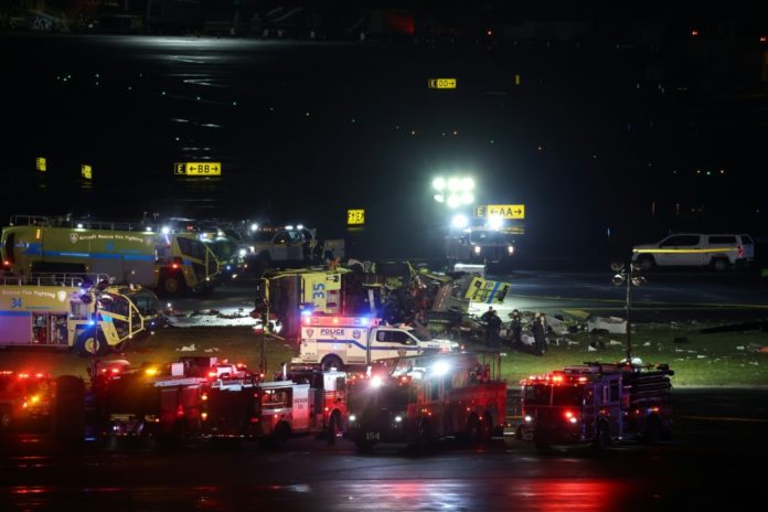Personal de emergencias desplegado tras incidente entre un avión y un vehículo en el aeropuerto LaGuardia de Nueva York el 23 de marzo de 2026. AFP