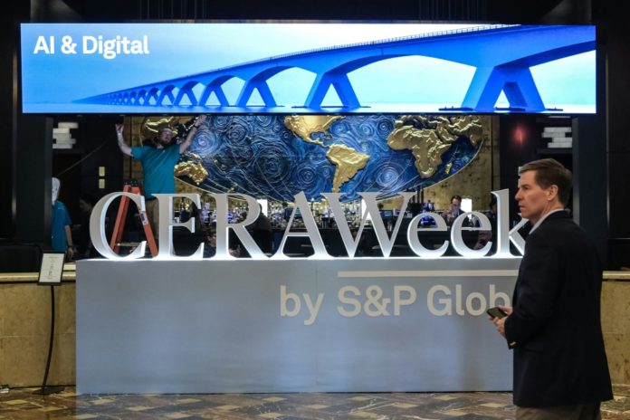 Un hombre frente a un cartel de CERAWeek en Houston, Texas, el 22 de marzo de 2026. CERAWeek de S&P Global es una conferencia anual para la industria energética. AFP