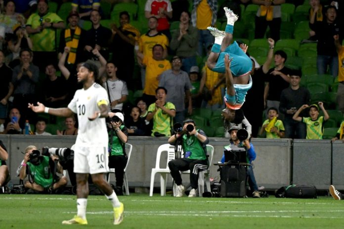 El australiano Nestory Irankunda (derecha) celebra uno de los goles anotados en la victoria 5-1 contra Curaçao, en partido amistoso disputado en Melbourne el 31 de marzo de 2026. AFP