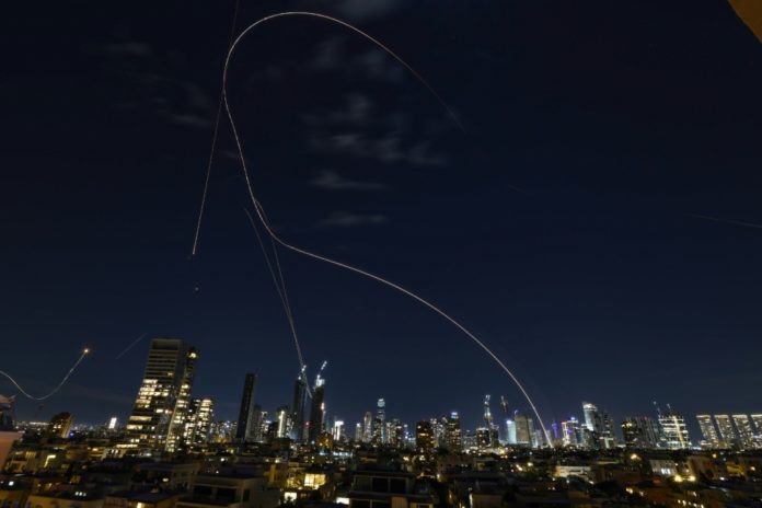 Estelas de cohetes en el cielo de Tel Aviv, el 1 de marzo de 2026. AFP