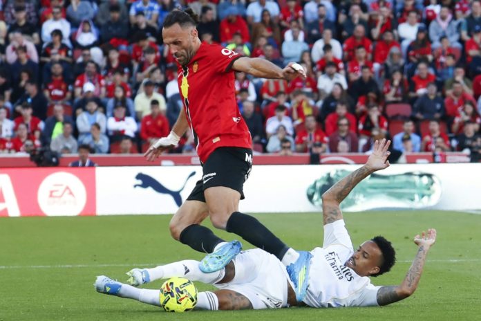 El delantero kosovar del Mallorca Vedat Muriqi lucha por el balón con el defensa brasileño del Real Madrid Éder Militao, durante el partido de LaLiga disputado en el Estadio de Son Moix, en Palma de Mallorca, el 4 de abril de 2026. AFP