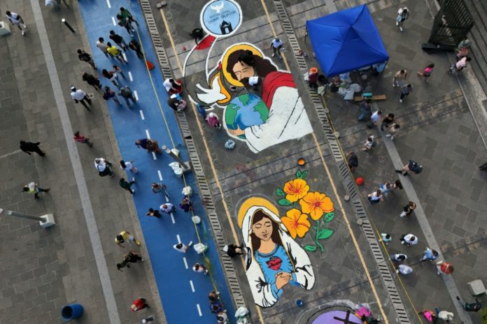 Esta vista aérea muestra una alfombra de sal de más de un kilómetro, considerada la más grande de Centroamérica, durante las celebraciones de Semana Santa en el centro histórico de San Salvador, el 3 de abril de 2026. AFP