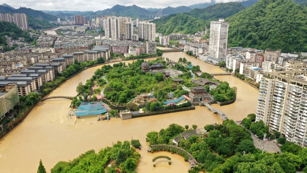 Inundaciones y rescate de ciudadanos tras fuertes lluvias en China en la provincia de Hunan.