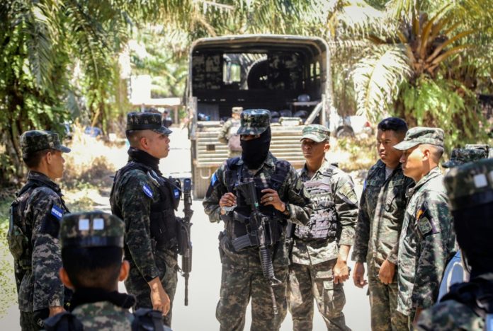 Soldados del ejército se preparan para patrullar cerca del lugar de una masacre en Trujillo, Honduras, el 21 de mayo de 2026. AFP