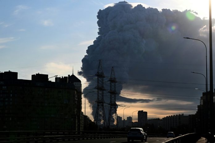 Humo en San Petersburgo provocado por un ataque ucraniano con drones contra un almacén de un gigante del comercio electrónico próximo a la ciudad rusa el 24 de julio de 2026. AFP