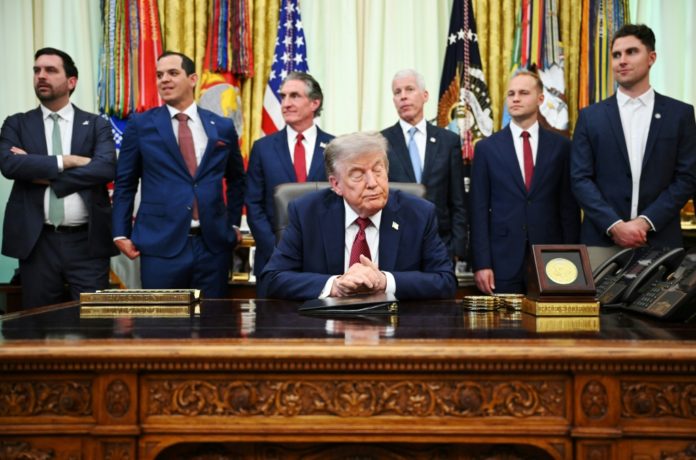 El presidente de Estados Unidos, Donald Trump, baja la mirada mientras la prensa es escoltada fuera del Despacho Oval tras hablar durante un anuncio sobre la "innovación nuclear estadounidense" en la Casa Blanca, en Washington D. C., el 24 de julio de 2026. AFP